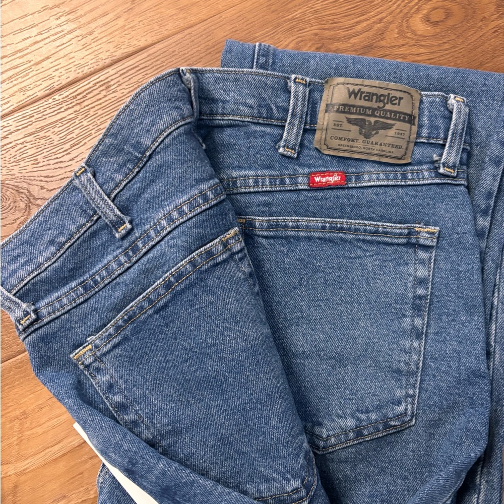 Wrangler Men's Relaxed Fit Denim Jeans. NWT - Picture 2 of 4